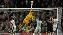Meski harus bermain dengan 10 pemain, setelah Radu Dragusin mendapat kartu merah pada menit ke-7, Tottenham Hotspur tampil dominan dan unggul tiga gol tanpa balas. (Glyn KIRK/AFP)