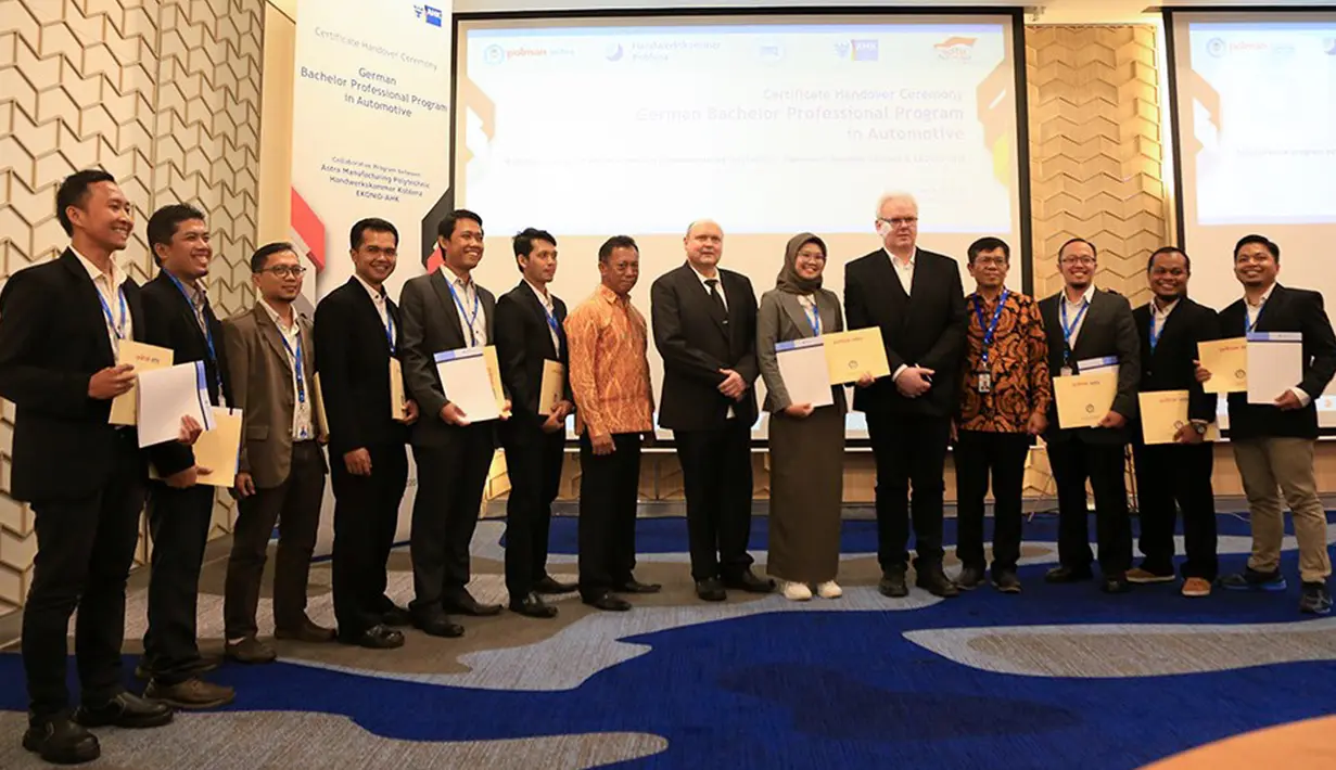 Sepuluh peserta German Bachelor Professional program foto bersama seusai menerima sertifikat German Bachelor Professional di Koblenz Jerman, Jumat (06/3/2020). Selama 1 tahun instruktur Polman Astra memberikan bimbingan yang telah tersertifikasi meister. (Liputan6.com/Pool/Polman Astra)