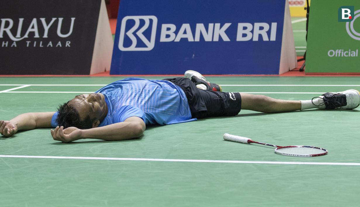 Ukun Rukendi pebulutangkis Indonesia meraih medali perak setelah gagal mengalahkan Bhagat Pramod asal India di nomor tunggal putra SL3 pada Asian Para Games 2018 di Istora Senayan, Sabtu (13/10/2018).  (Bola.com/Peksi Cahyo)