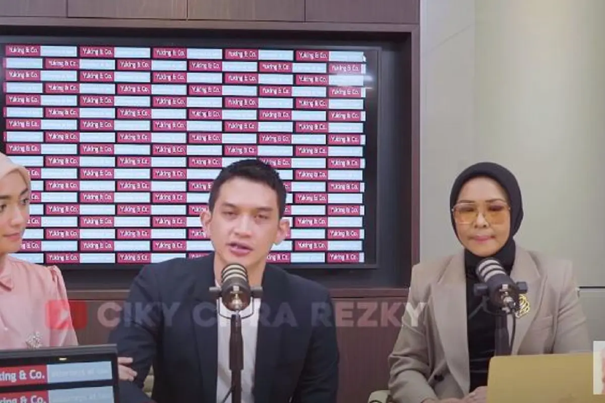 Rezky Aditya ditemani Citra Kirana dan kuasa hukumnya