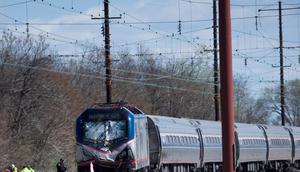 Kereta penumpang Amtrak tergelincir setelah terlibat kecelakaan dengan menabrak backhoe di dekat Philadelphia, Amerika Serikat, Minggu (3/4). Sedikitnya 2 orang tewas dan 30 lainnya mengalami luka-luka akibat kejadian ini. (Mark Makela/Getty Images/AFP)