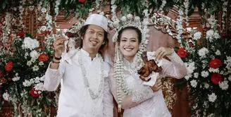 Rafi Fenderico atau lebih dikenal dengan sebutan Rafi D'Academy 4 resmi mempersunting Siti Nurfitriah. Potret kebahagiaan pasangan yang menikah pada Jumat (23/2) itu terlihat di akun instagram SF_photography. (Instagram/SF_photography)