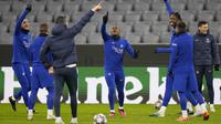 Para pemain PSG mengikuti sesi latihan Kylian Mbappe dari PSG engikuti sesi latihan di Munich, Jerman, Selasa (7/3/2023). Di Allianz Arena, PSG wajib menang setidaknya dua gol jika ingin lolos ke perempat final Liga Champions.(AP Photo/Matthias Schrader)
