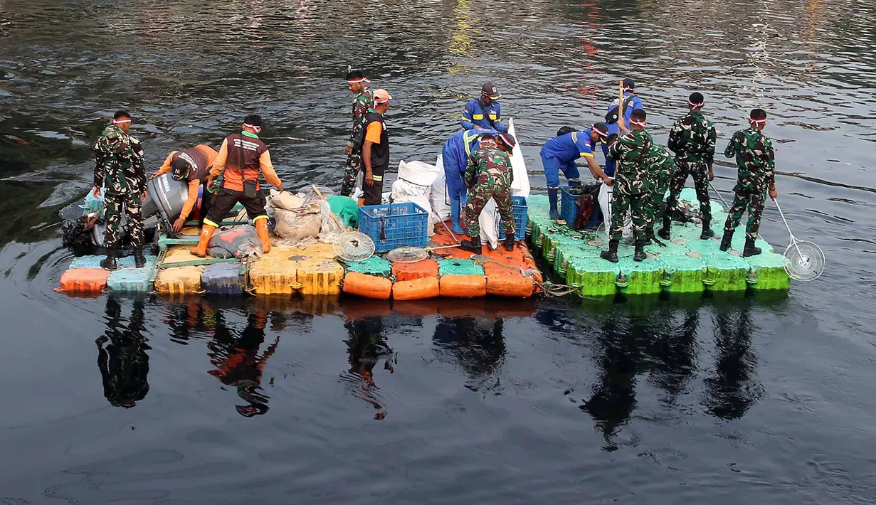 Ratusan personel gabungan TNI/ POLRI dan petugas penanganan prasarana dan sarana umum (PPSU) mengangkat sampah liar di Kanal Banjir Barat kawasan RPTRA Kalijodoh Jakarta, Sabtu , 15 Agustus 2026. (KLY/ Arie Basuki).