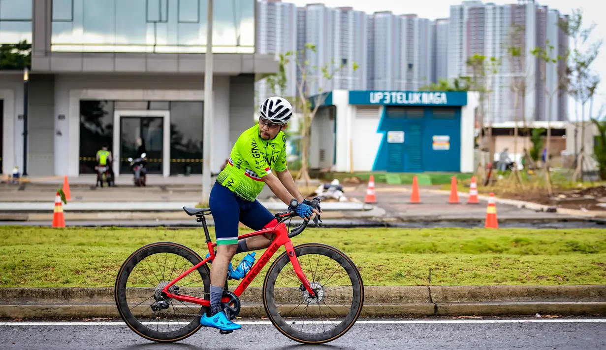 Sejumlah pesepeda melaju saat sesi group ride road to Gran Fondo New York (GFNY) Bali 2023 di kawasan Pantai Indah Kapuk (PIK 2), Jakarta, Minggu (29/1/2023). (Dok.GFNY Bali)