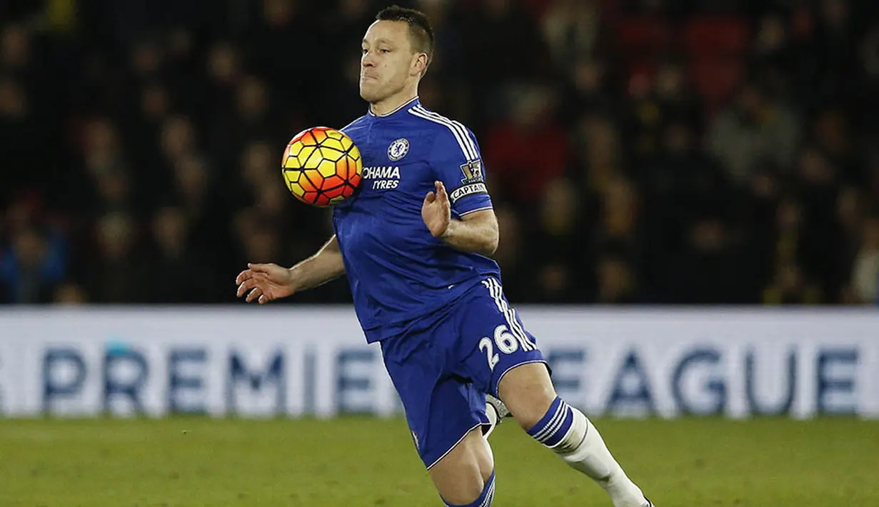 6. John Terry, selain bek dirinya juga merupakan sosok pemimpin bagi para pemain Chelsea lainnya. Meskipun usianya sudah relatif tua namun lini belakang Chelsea masih sangat bergantung pada dirinya. (AFP/Adrian Dennis) 