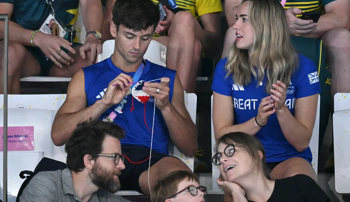 Selain keterampilan menyelamnya, aktivitas merajut di tepi kolam renang yang dilakukan Daley selama dua Olimpiade terakhir telah membuatnya menjadi sensasi viral. (Oli SCARFF / AFP)