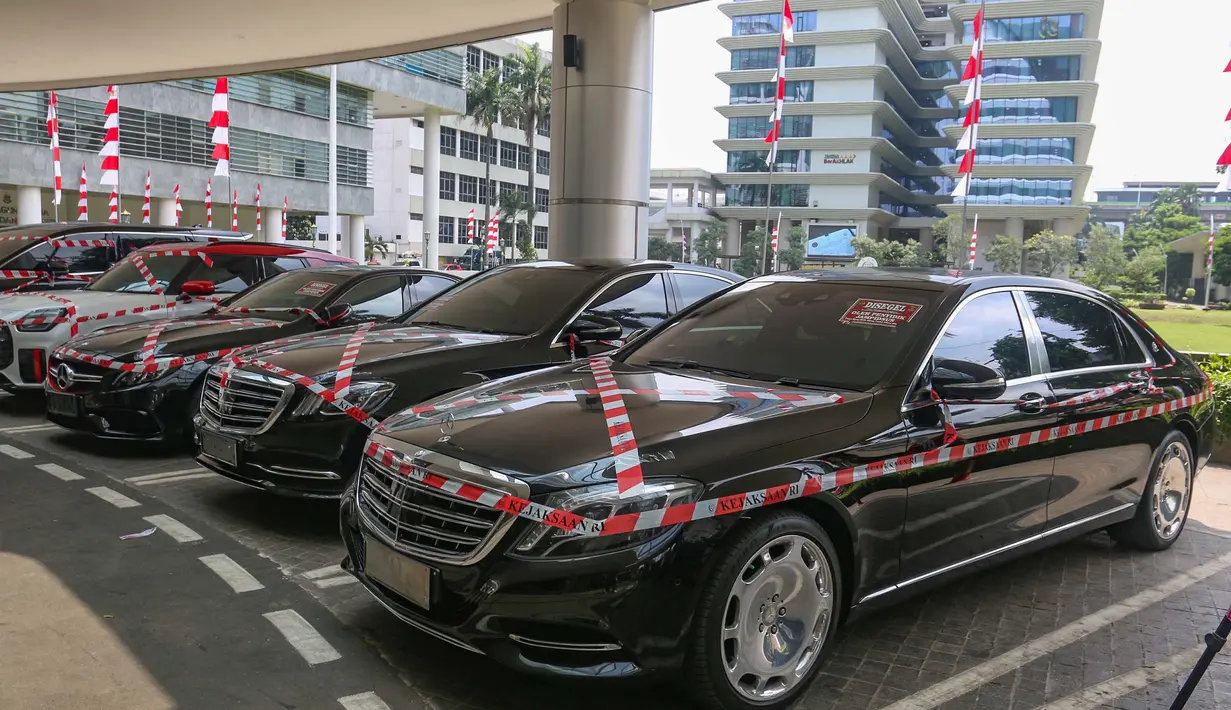Tim penyidik Kejaksaan Agung (Kejagung) Republik Indonesia menyita barang-barang bukti dan aset-aset milik Mohammad Riza Chalid (MRC), tersangka dalam kasus korupsi dalam tata kelola minyak mentah dan produk kilang pada PT Pertamina (Persero), Sub Holding dan Kontraktor Kontrak Kerjasama (KKKS) tahun 2018-2023. (merdeka.com/Arie Basuki)