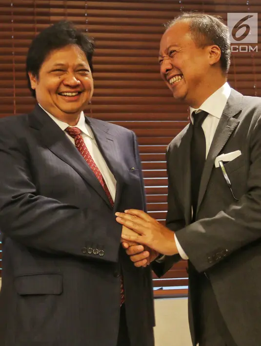 Ketua Umum Partai Golkar Airlangga Hartarto berbincang dengan Menteri Sosial Agus Gumiwang saat konferensi pers, usai dilantik oleh Presiden Jokowi di Istana Negara di DPP Partai Golkar, Jakarta, Jumat (24/8). (Liputan6.com/JohanTallo)