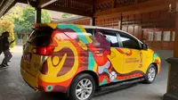 Mobil dinas yang digunakan oleh Wali Kota Solo, Gibran Rakabuming Raka, kini telah berganti wajah untuk membantu promosi kejuaraan Piala Dunia U-17 2023 yang akan berlangsung di Kota Bengawan. (Bola.com/Radifa Arsa)