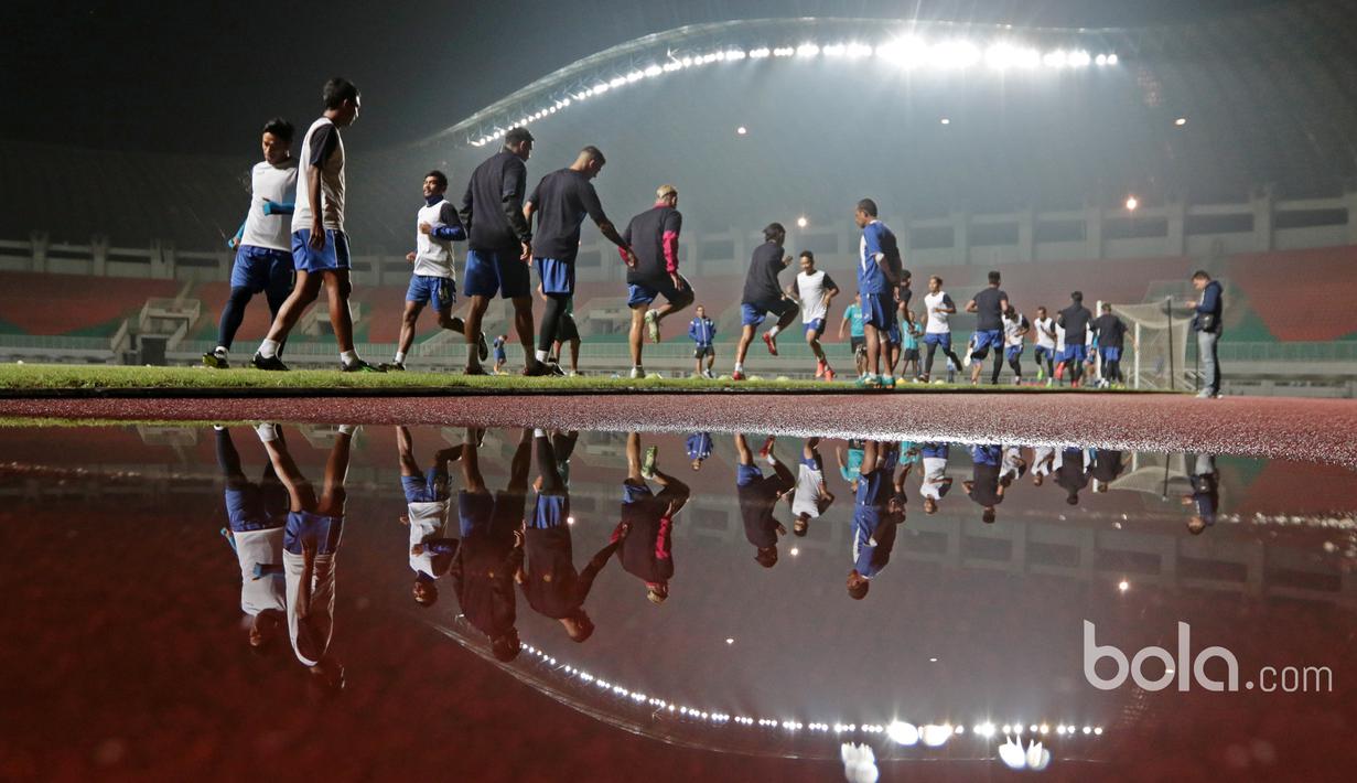 Para pemain Arema FC tengah melakukan pemanasan sebelum berlatih taktik menghadapi Pusamania Borneo FC pada Babak Final Piala Presiden 2017 di Stadion Pakansari, Bogor, Jumat (10/3/2017). (Bola.com/Nicklas Hanoatubun)