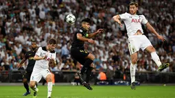 Pemain Tottenham Hotspur berusaha menghalangi striker AS Monaco, Radamel Falcao (tengah) pada laga Liga Champions Grup E di Stadion Wembley, Kamis (15/9/2016) dini hari WIB. (Reuters/Dylan Martinez) 
