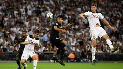 Pemain Tottenham Hotspur berusaha menghalangi striker AS Monaco, Radamel Falcao (tengah) pada laga Liga Champions Grup E di Stadion Wembley, Kamis (15/9/2016) dini hari WIB. (Reuters/Dylan Martinez) 