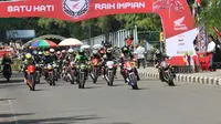 Para pebalap melewati garis start pada Honda Dream Cup 2019, di Sirkuit Banjarbaru, Kalimantan Selatan, Minggu (14/7/2019).  (FOTO / Nurfahmi Budiarto)