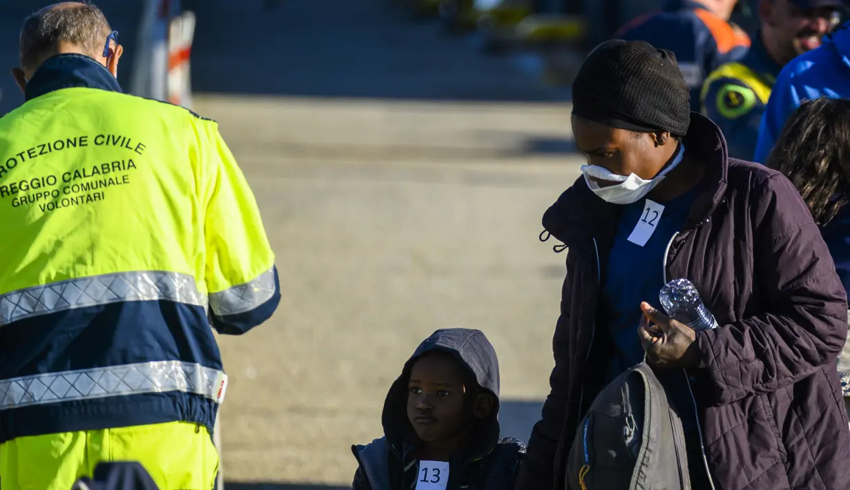 <p>Para migran turun dari kapal kemanusiaan Jerman Rise Above berlabuh di kota pelabuhan Italia selatan Reggio Calabria, Selasa (8/11/2022). Kelompok kemanusiaan Jerman Mission Lifeline mengatakan kapalnya berlabuh di Italia selatan Selasa pagi dan menurunkan 89 orang yang telah diselamatkannya di Mediterania tengah. (AP Photo/Valeria Ferraro)</p>