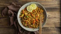 Ilustrasi mie goreng dengan sayuran/copyright freepik.com