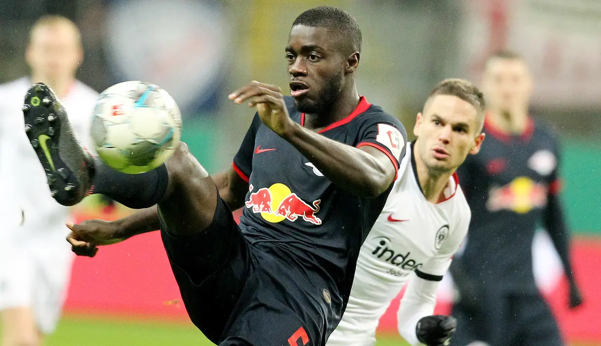4. Dayot Upamecano (RB Leipzig) - Pemain berusia 22 tahun ini tengah menjadi buruan klub top Eropa karena performa apiknya di lini belakang Die Roten Bullen. Bek tengah asal Prancis itu diboyong RB Leipzig dari RB Salzburg dengan bandrol 10 juta euro. (AFP/Daniel Roland)