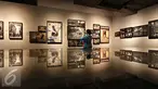 Pengunjung mengamati karya foto yang dipajang dalam pameran bertajuk Arkamaya di Galeri Foto Jurnalistik Antara, Jakarta, Selasa (5/4). Pameran yang berlangsung hingga 1 Mei 2016. (Liputan6.com/Immanuel Antonius)
