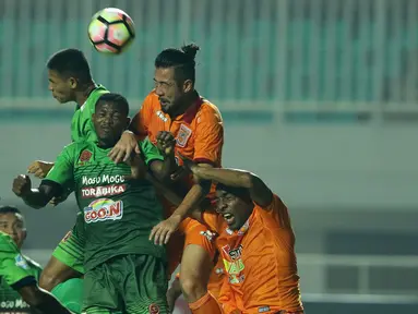 Bek Borneo FC, Yamashita Kunihiro (kanan atas) berebut bola atas dengan pemain PS TNI dalam laga lanjutan Liga 1 di Stadion Pakansari, Kab Bogor, Senin (17/4). Laga PS TNI melawan Borneo FC berakhir imbang 2-2. (Liputan6.com/Helmi Fithriansyah)