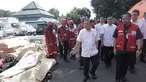 Ketua Palang Merah Indonesia (PMI), Jusuf Kalla saat meninjau gudang logistik PMI di Pangkalan Udara (Lanud) Halim Perdanakusuma, Jakarta, Senin (1/12/2025). Jusuf Kalla menegaskan pentingnya percepatan distribusi bantuan di wilayah terdampak bencana Aceh, Sumatera Utara dan Sumatera Barat guna mencegah terjadinya penjarahan. (ADE/Staff Media JK)