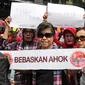 Massa pro Basuki Tjahaja Purnama atau Ahok yang tergabung dalam Komunitas Bangsa Bersatu melakukan aksi di depan PN Jakarta Utara, Senin (26/2). Mereka mendukung peninjauan kembali (PK) dan meminta Ahok dibebaskan. (Liputan6.com/Arya Manggala)