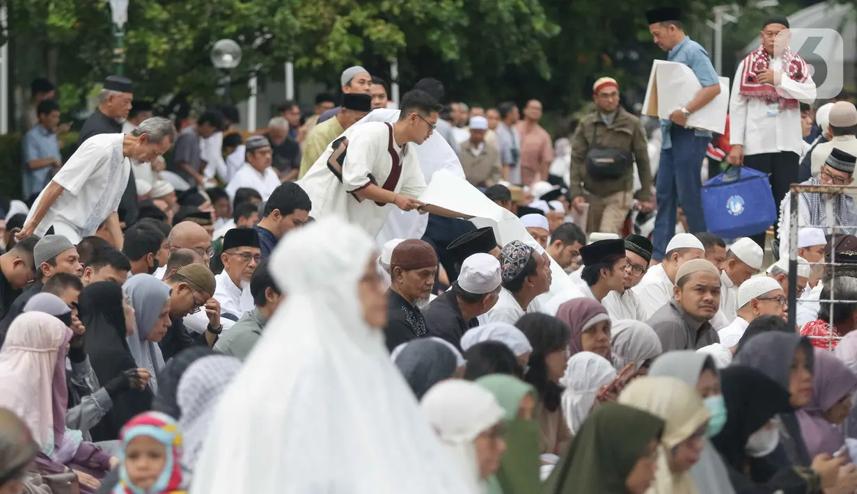 Meski kondisi selepas hujan, masjid tetap dipenuhi jemaah. (Liputan6.com/Herman Zakharia)