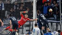 Aksi penyelamatan Andriy Lunin dalam laga Copa del Rey antara Talavera vs Madrid, Kamis (18/12/2025). (AP Photo/M. Berengui)