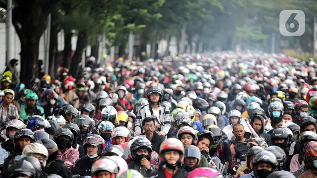 Ribuan Sepeda Motor Serbu Pelabuhan Merak