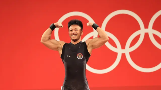 Lifter Indonesia Rahmat Erwin Abdullah saat berlaga di Olimpiade Tokyo 2020