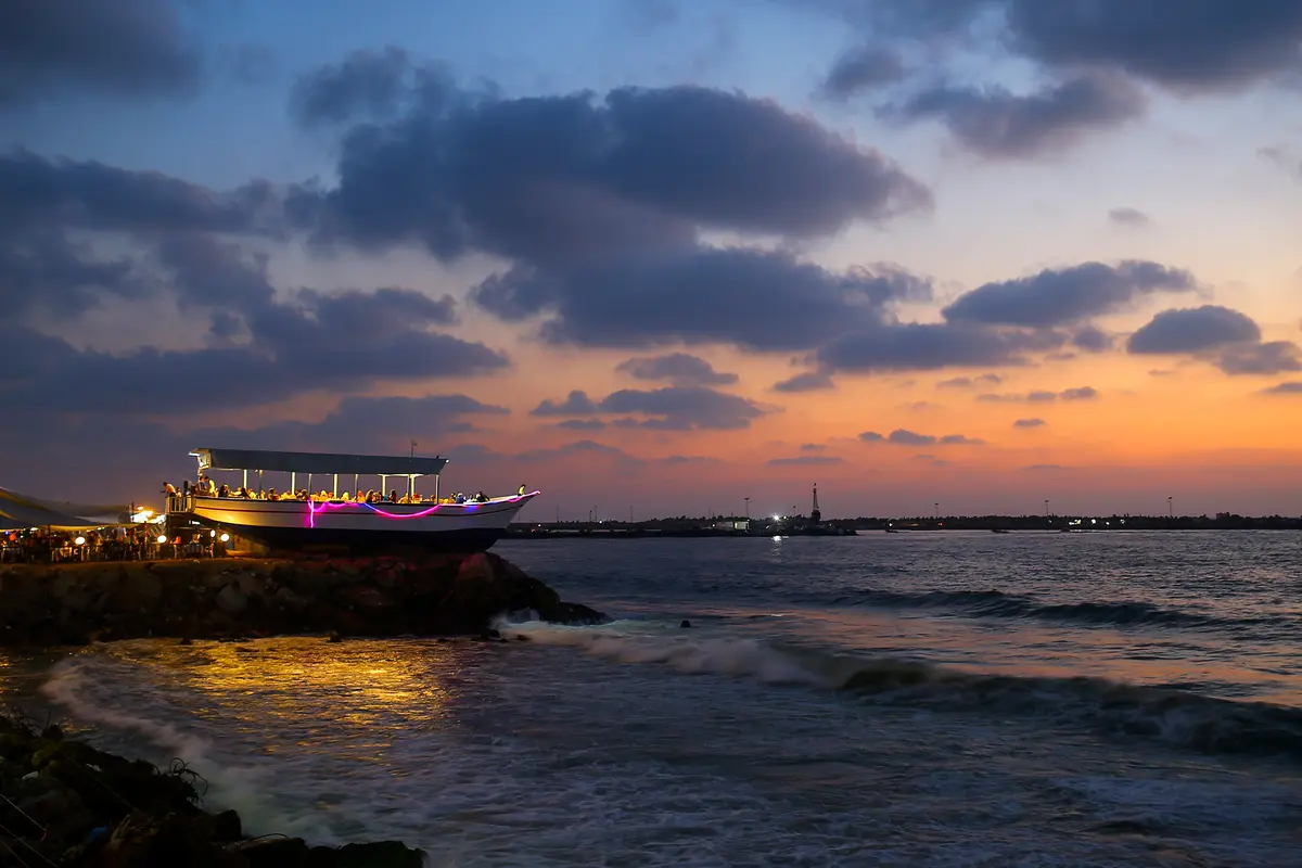 Restoran Perahu di Pesisir Jalur Gaza