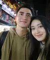 Verrell Bramasta dan Natasha Wilona, dua insan remaja yang belakangan disebut-sebut memiliki hubungan spesial ini kembali tersiar publik. Kali ini keduanya terlihat sedang liburan bareng akhir tahun. (Instagram/natashawilona12)