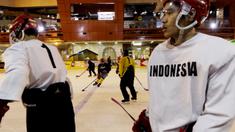 Pemain Timnas Hoki Es Indonesia saat latihan di Bintaro X Change, Rabu (23/10). Sebanyak 18 atlet akan ikut berjuang pada SEA Games 2019 mendatang. (Bola.com/M Iqbal Ichsan)