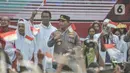Kapolri Jenderal Pol Listyo Sigit Prabowo didampingi Habib Luthfi saat menyambut peserta pawai bendera Merah Putih raksasa di kawasan Bundaran HI, Jakarta Pusat, Minggu (28/8/2022). Sebanyak 50.000 orang membentangkan bendera merah putih sepanjang 1.700 meter dari kawasan Monas hingga Bundaran HI yang merupakan rangkaian dalam memperingati Hari Kemerdekaan Indonesia dengan tema 'Pulih Lebih Cepat, Bangkit Lebih Kuat. (merdeka.com/Iqbal S Nugroho)
