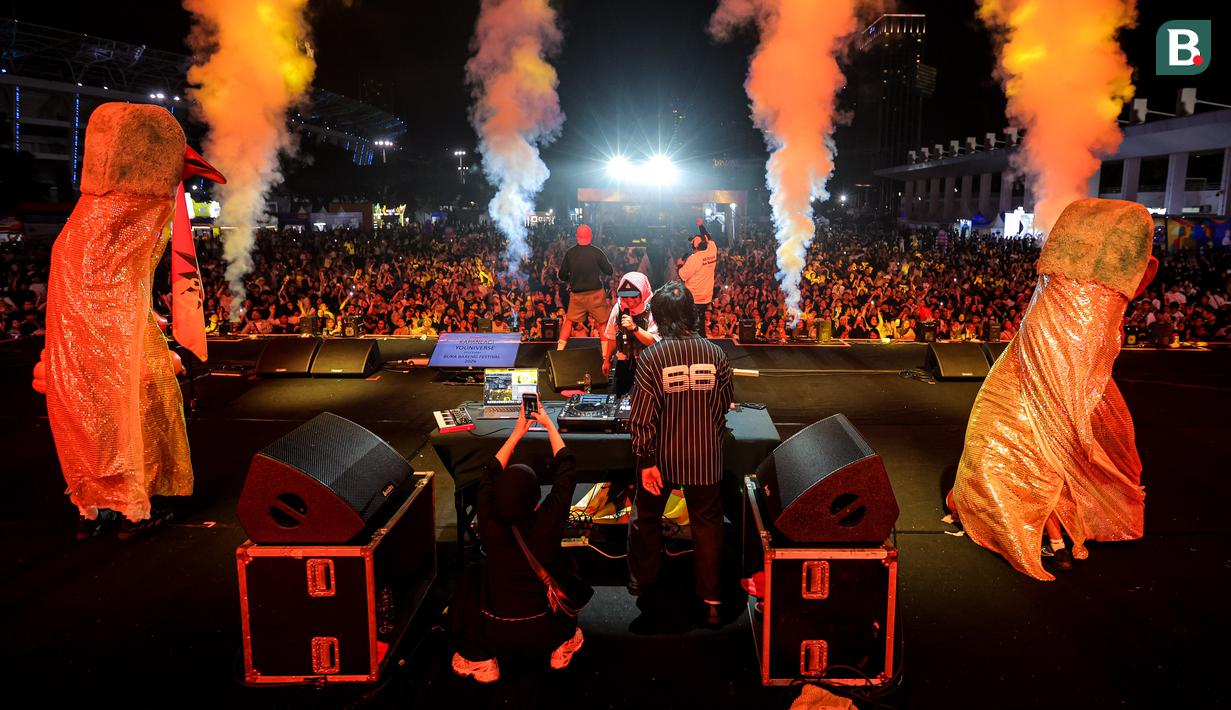 Penampilan Feel Koplo pada acara Kapanlagi Buka Bareng (KLBB) 2026 yang berlangsung di Stadion Madya, Senayan, Jakarta, Minggu (01/03/2026). (Bola.com/Bagaskara Lazuardi)