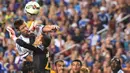 Pemain Chelsea Gary Cahill duel udara dengan kiper Barcelona Jordi Masip saat mencetak gol pada Laga International Champions Cup di FedEx Field, AS, Rabu (29/7/2015) pagi WIB. (AFP Photo/Nicholas Kamm)