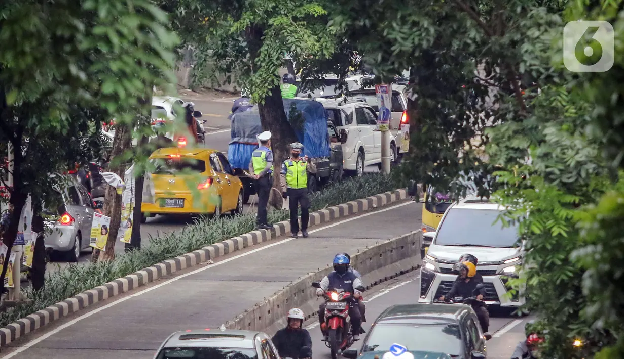 Polisi mengatur lalu lintas di Alteri Pondok Indah, Jakarta, Rabu (10/1/2024). (Liputan6.com/Angga Yuniar)