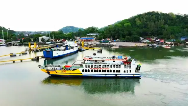 Kapal milik PT ASDP Indonesia Ferry (Persero) sedang bersandar di dermaga. (Dok ASDP)