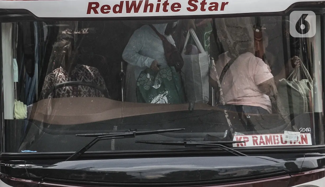 Penumpang bus antarkota antarprovinsi (AKAP) saat tiba di Terminal Kampung Rambutan, Jakarta, Minggu (3/1/2021). Berdasarkan data Dishub Terminal Kampung Rambutan per tanggal 2 Januari 2021 jumlah penumpang bus yang tiba di Jakarta sebanyak 34.220 penumpang. (merdeka.com/Iqbal S. Nugroho)