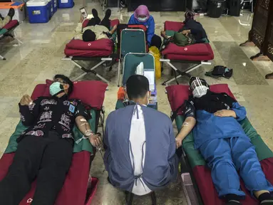 Pegawai mengikuti donor darah di Kompleks Parlemen, Senayan, Jakarta, Rabu (11/11/2020). Kegiatan donor darah merupakan agenda rutin DPR RI yang sempat terhenti akibat Covid-19. (Liputan6.com/Johan Tallo)
