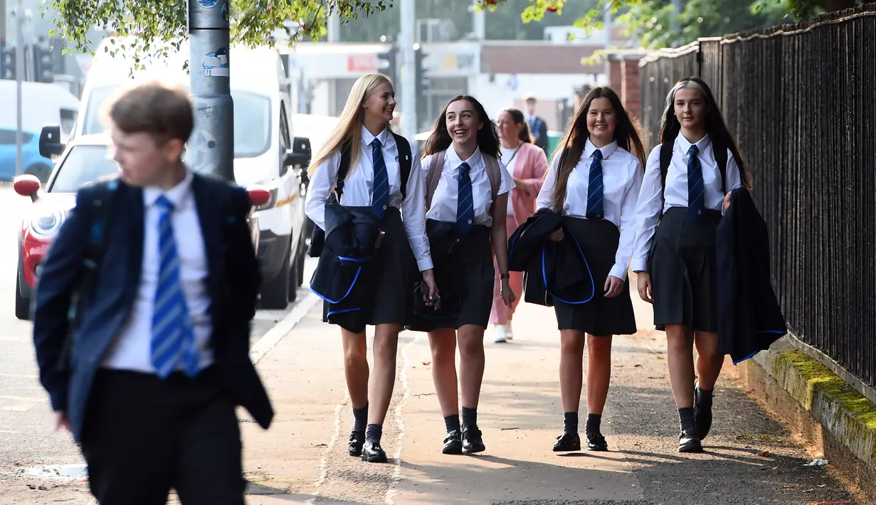 Pelajar Holyrood Secondary School saat kembali bersekolah di Glasgow, Skotlandia (12/8/2020). Para pelajar tersebut untuk pertama kalinya sejak Maret lalu mulai kembali beraktivitas belajar di sekolah di tengah pelonggaran lockdown akibat pandemi Covid-19. (AFP/ANDY BUCHANAN)
