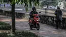 Pengendara motor melintas di atas trotoar pejalan kaki di kawasaan Daan Mogot, Jakarta, Senin (26/4/2021). Padatnya volume kendaraan pada jam kerja di kawasan tersebut membuat sejumlah pengendara motor nekat menggunakan trotoar yang merupakan
hak bagi pejalan kaki. (Liputan6.com/Faizal Fanani)