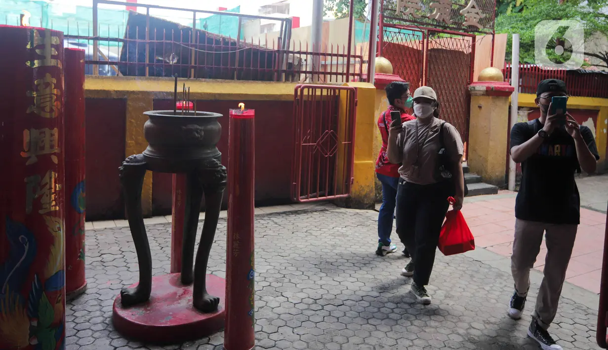 Peserta mengikuti Tur Pecinan Jakarta di Vihara Toasebio, Glodok, Jakarta, Minggu (6/2/2022). Program Tur Pecinan Jakarta ini dalam rangka memeriahkan Tahun Baru Imlek 2573. (Liputan6.com/Herman Zakharia)