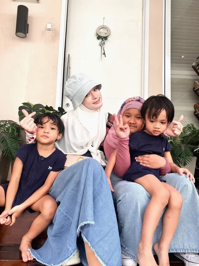 7 Potret Geng 'Janda' Glowing Saat Asuh Anak, Single Parent Hebat
