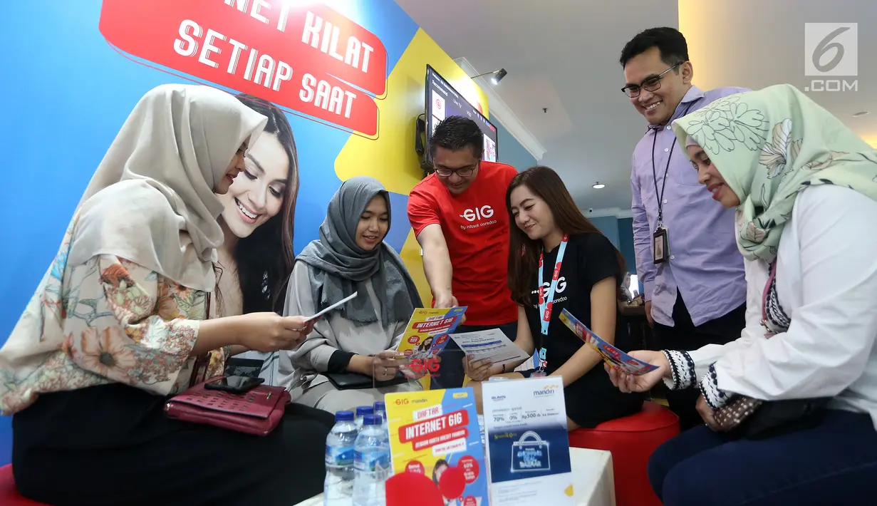 Vice President Credit Cards Group Bank Mandiri dan CCO GIG by Indosat Ooredoo Bayu Seto berbincang dengan pengunjung pada acara Mandiri Shopping Deals Bazaar di Senayan City Jakarta, Jumat (8/3). (Liputan6.com/Fery Pradolo)