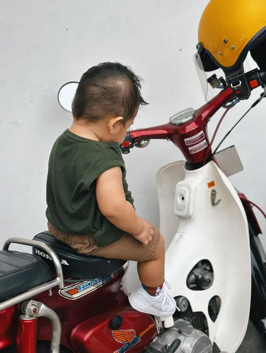 Sambil bercanda, Indah meyebut bahwa dirinya dan suami takut kalah tenar dengan sang buah hati ketika terekspos ke publik. [Instagram/indahpermatas]