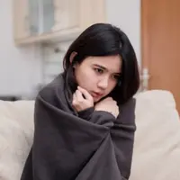 Ilustrasi perempuan menggigil. (Foto: Shutterstock)