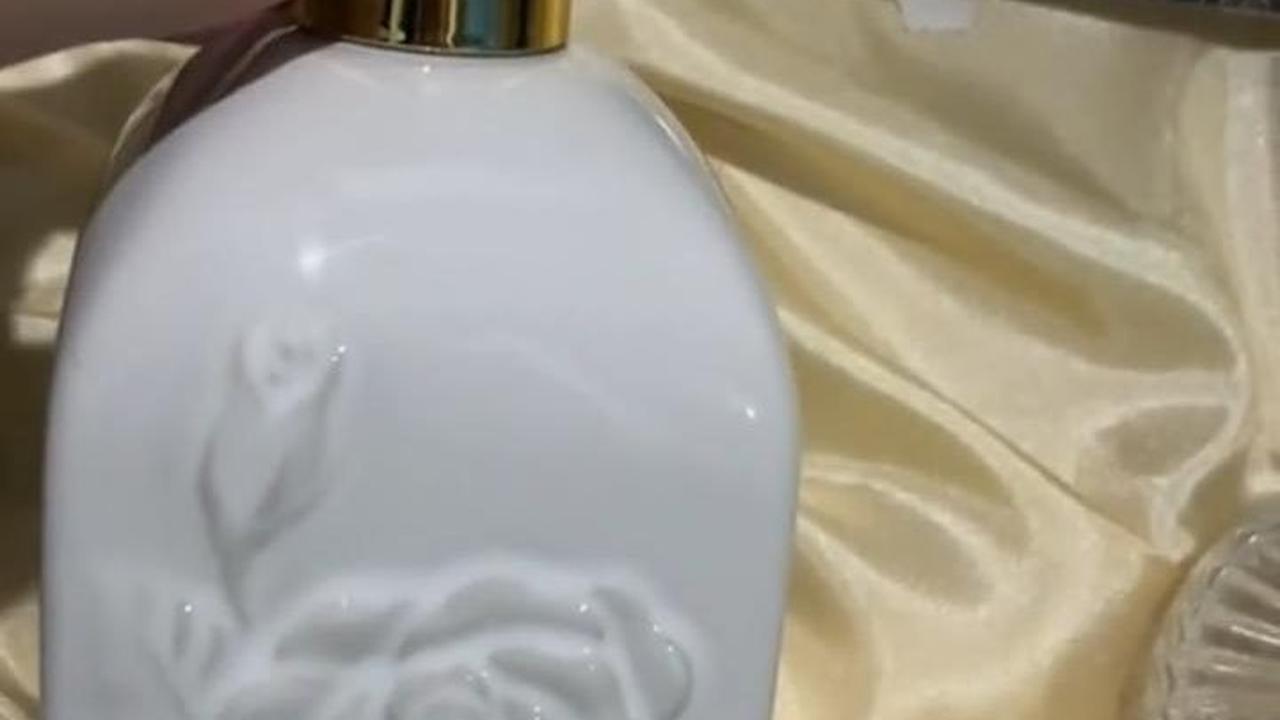 Tempat sabun ini tampak mewah dengan material kaca dan ukiran bunga. Sementara bagian pump nya memakai material stainless.