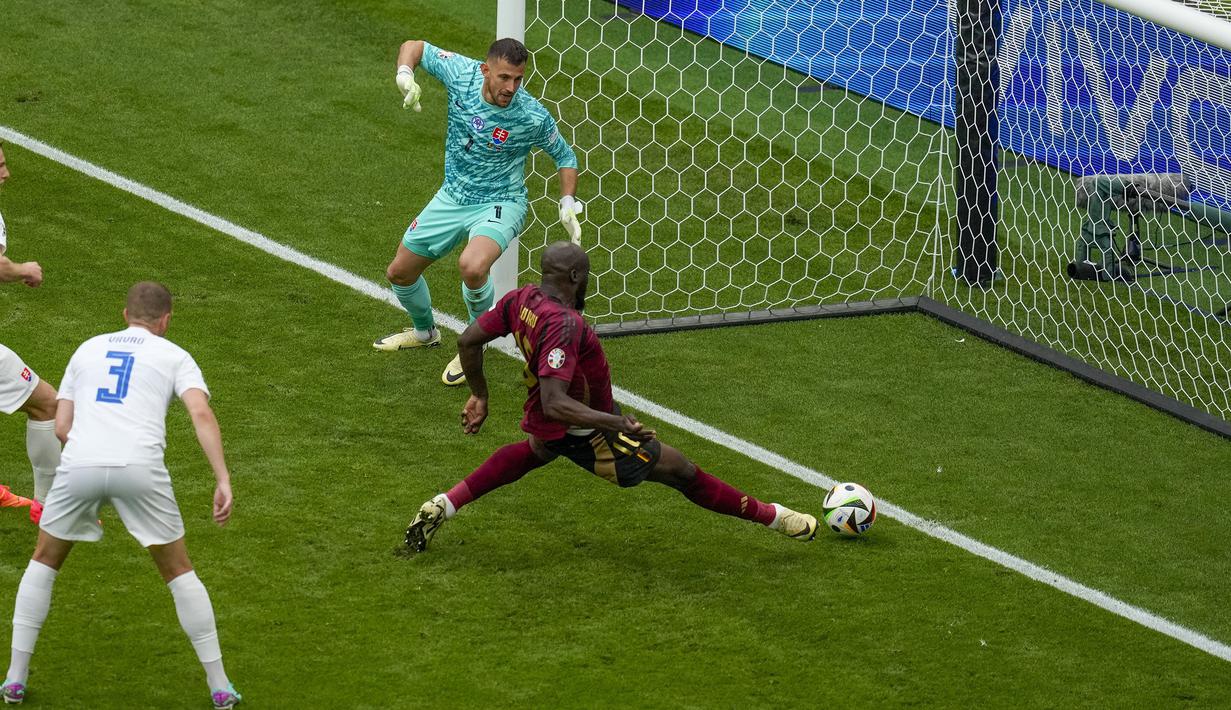 Striker Timnas Belgia, Romelu Lukaku mencetak gol ke gawang Timnas Slovakia yang akhirnya dianulir wasit akibat lebih dahulu terperangkap offside setelah memeriksa rekaman VAR pada laga Grup E Euro 2024 di Waldstadion, Frankfurt, Jerman, Senin (17/6/2024). (AP Photo/Themba Hadebe)