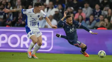 &nbsp;
Bek Troyes, Giulian Biancone berebut bola dengan penyerang Paris Saint Germain (PSG) Neymar pada matchday ke-36 Ligue 1 musim 2021-22 di Parc de Princes pada laga lanjuta Ligue 1, Senin (9/5/2022) dini hari WIB. PSG harus puas meraih hasil imbang 2-2 saat menjamu klub papan bawah, Troyes. (AP Photo/Christophe Ena)