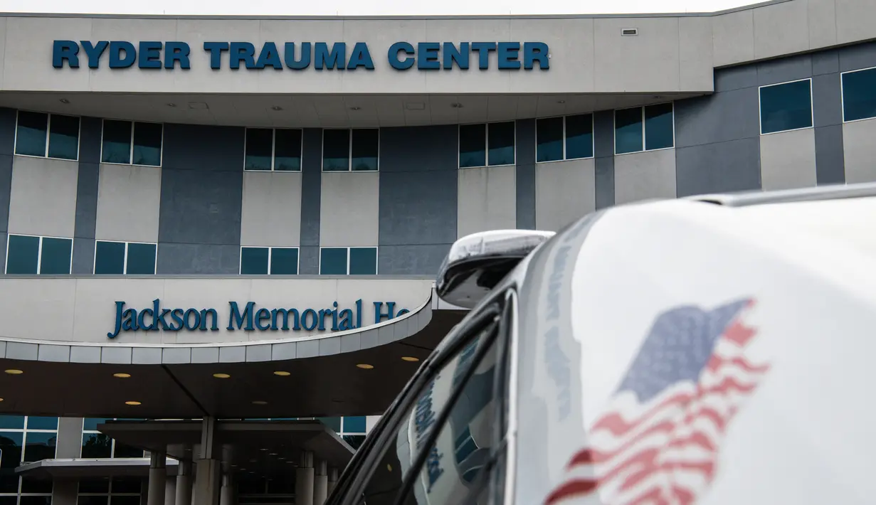 Sebuah kendaraan darurat diparkir di pintu masuk Ryder Trauma Center tempat Ibu Negara Haiti Martine Moise dirawat di Miami, Rabu (7/7/2021). Presiden Haiti Jovenel Moise dibunuh dan istrinya terluka dalam aksi penyerangan di kediaman pribadinya pada Rabu dini hari. (CHANDAN KHANNA/AFP)